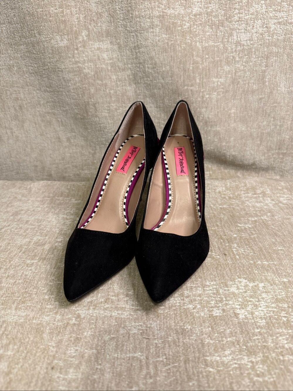 Betsey Johnson Black Pumps with Pink Ruffle Heel Accent - Picture 5 of 10